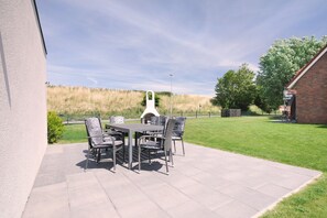 Outdoor dining - Vrbo Property (Wittmund)