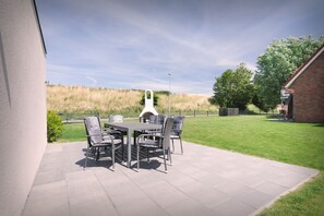 Outdoor dining - Vrbo Property (Carolinensiel-Harlesiel)