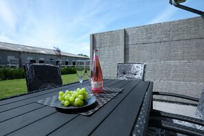 Outdoor dining - Vrbo Property (Carolinensiel-Harlesiel)