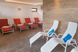 A room with four red lounge chairs and two white lounge chairs with blue cushions. - Top 22 for 2-4 people/ 3rd floor (Schröcken)