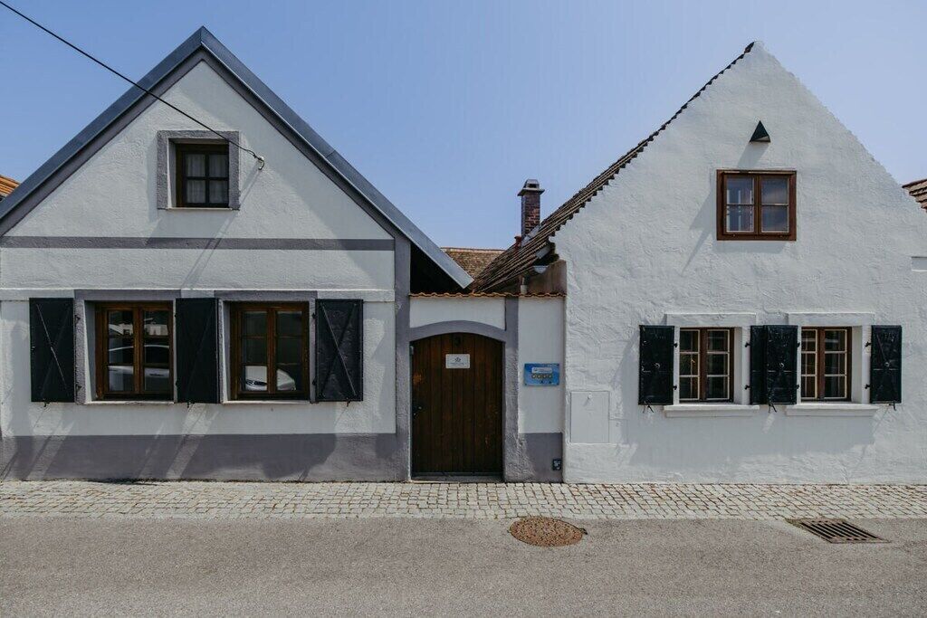 Il s’agit d’un bâtiment traditionnel, doté d’un toit à forte pente, d’une entrée centrale avec une porte en bois et de nombreuses fenêtres équipées de volets.