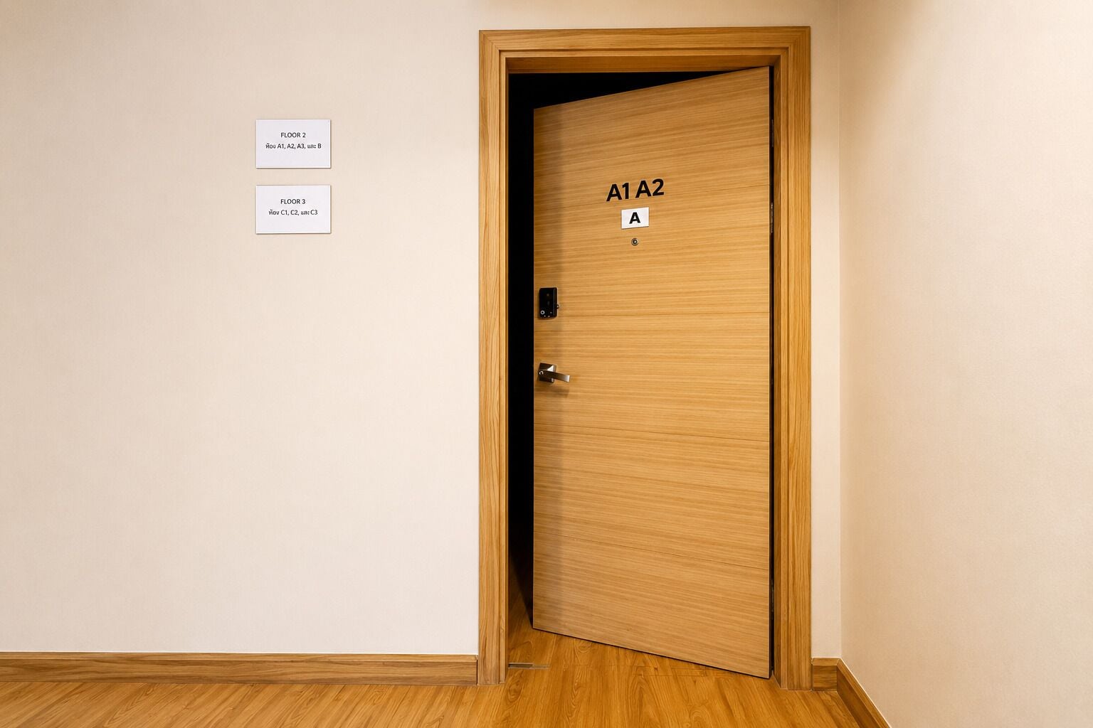 Una puerta de madera con una etiqueta que dice 'A1 A2' y una pequeña señal encima.