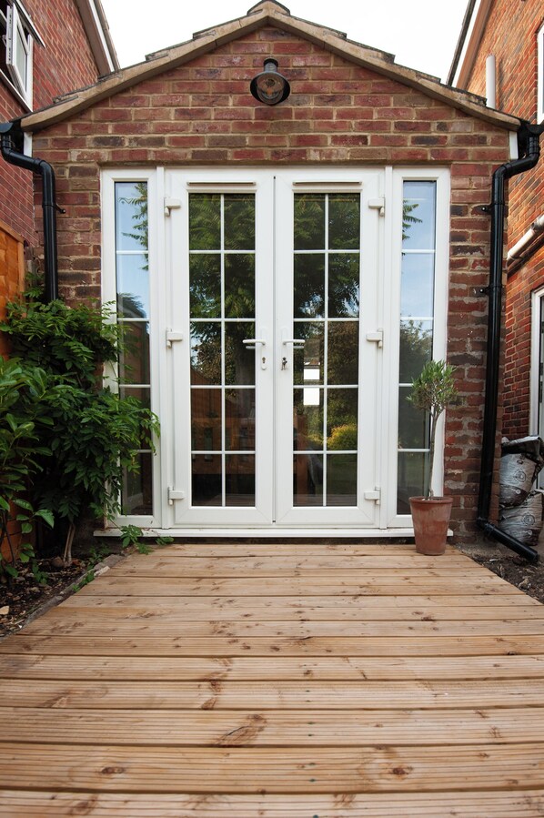 Unclassified image, 1 of 11, button - Small, self contained bedroom and bathroom only. Own entrance. (Reading)