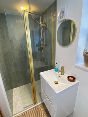 Unclassified image, 3 of 11, button - Small, self contained bedroom and bathroom only. Own entrance. (Reading)