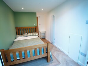 Unclassified image, 4 of 11, button - Small, self contained bedroom and bathroom only. Own entrance. (Reading)