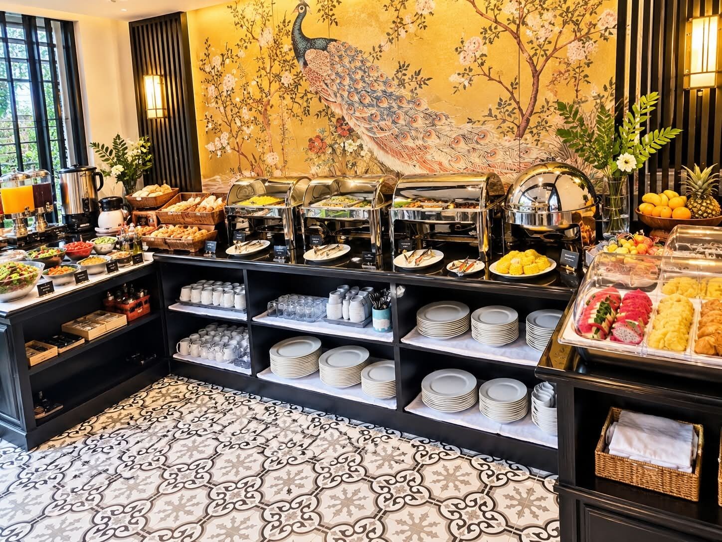 Un'area buffet con diverse opzioni di cibo, tra cui frutta, verdura e piatti pronti.