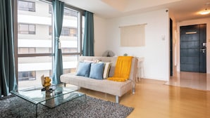 Living area - BGC High St 2BR Manila Golf View - Pool - Gym Use (Makati City)