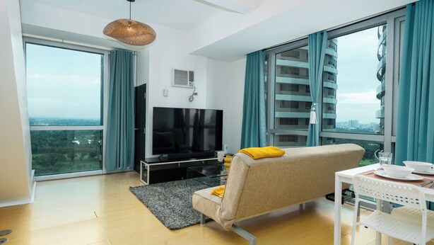 Living area - BGC High St 2BR Manila Golf View - Pool - Gym Use (Makati City)