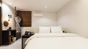 A hotel room with a bed, bedside table, and a mirror. - Hotel Yaja Daegu Seomun Market (Daegu)