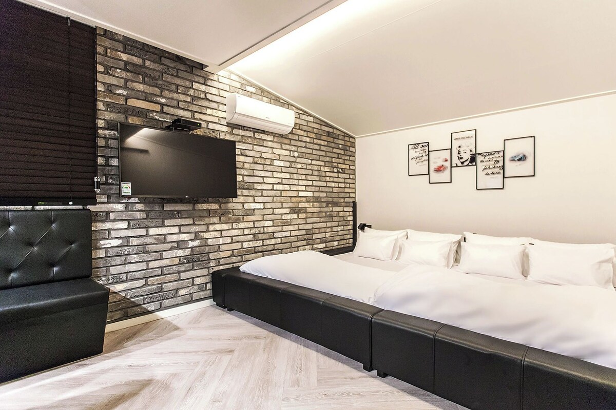 Family Room | WiFi (free)