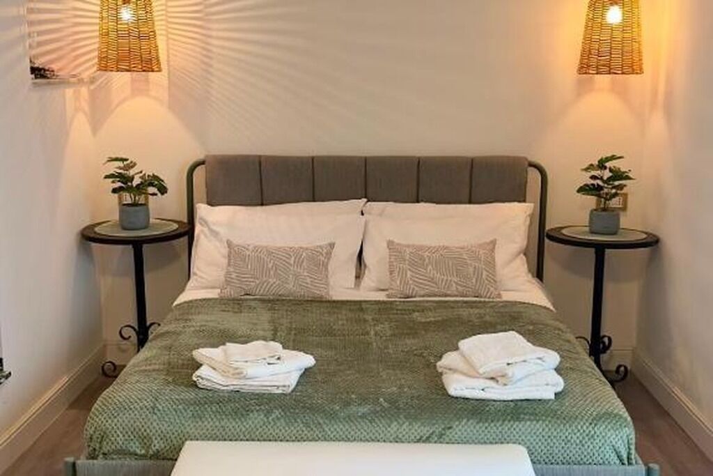 Travel crib, WiFi, bed sheets