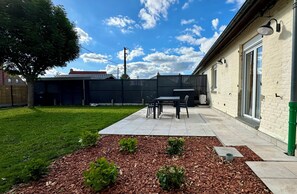 Outdoor dining - Vrbo Property (Bailleul)