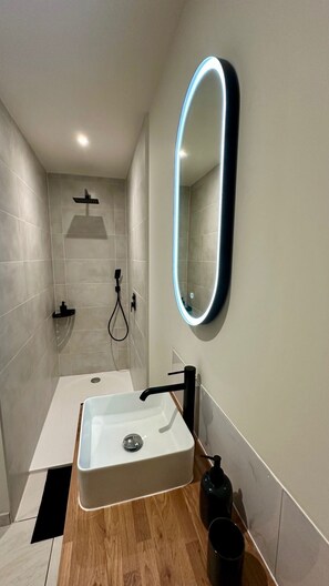 Bathroom - Vrbo Property (Bailleul)