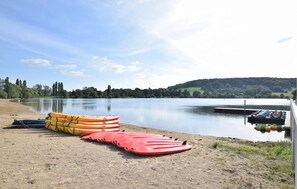 Eine Uferlandschaft mit Kajaks und einer Anlegestelle.