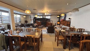 Ein gemütliches Interieur mit Essbereich, Sofas und Kamin.