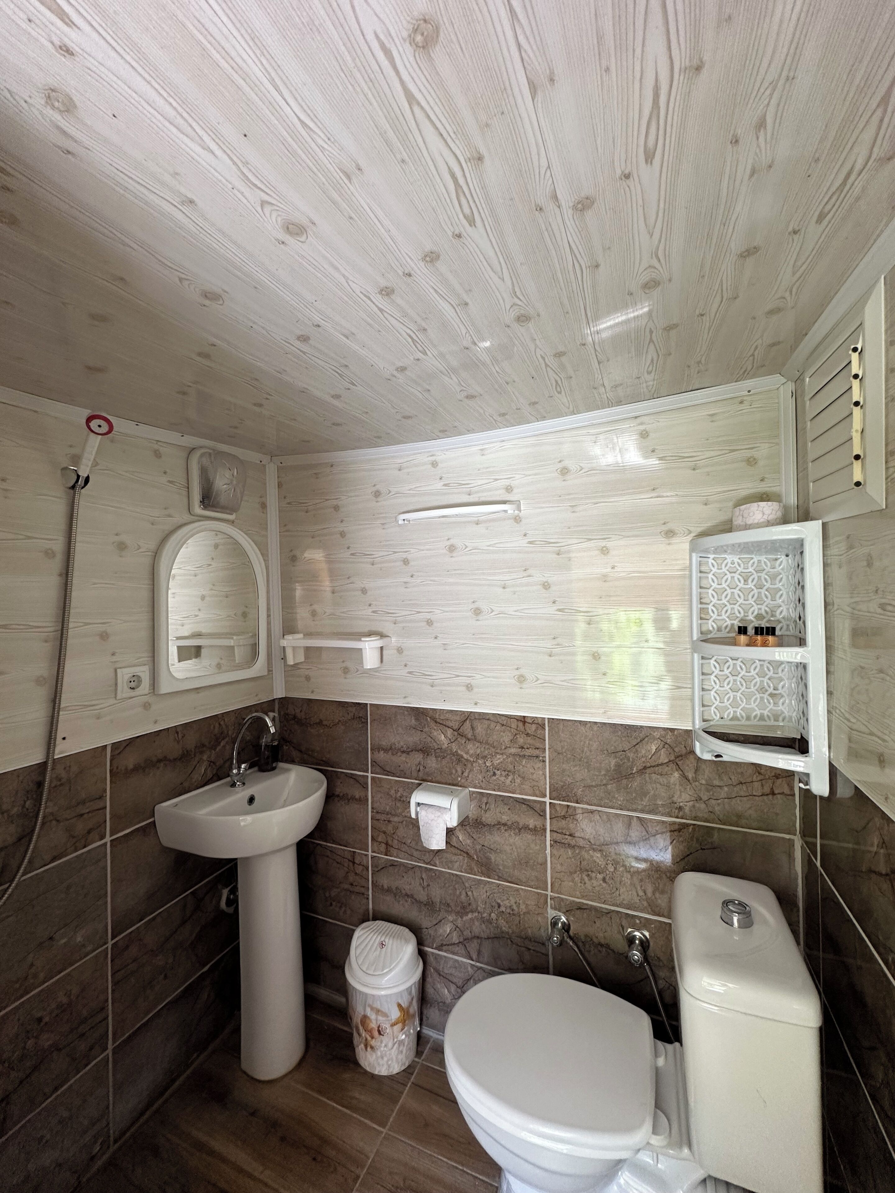 Habitación triple estándar | Baño | Ducha, secador de pelo, toallas y jabón