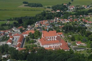 Eine Luftaufnahme einer Stadt mit einer markanten Kirche und Wohngebäuden.