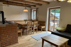 A cozy interior with a wooden dining table, chairs, and a sofa. - Gaiswinkler holiday home (Grundlsee)