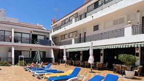 Terraço no telhado com espreguiçadeiras e mobiliário para áreas externas.