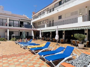 A rooftop terrace with sun loungers and outdoor seating. - Apartment Chipeque (Arona)