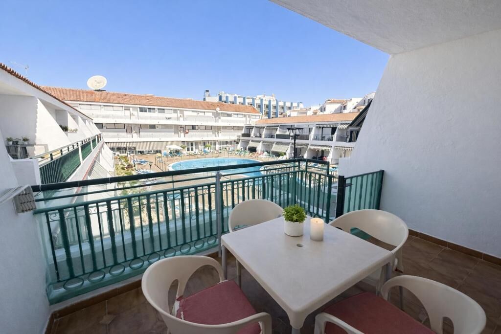 Departamento, vista a la alberca | Restaurante al aire libre