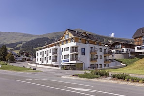 Un hotel de varios pisos con restaurante y cocina, rodeado de un paisaje montañoso.