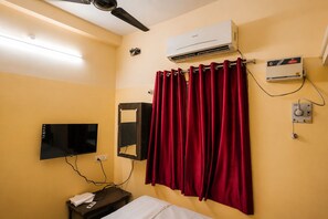 Standard Room | WiFi - Vel Ohm Homestay (Puducherry)