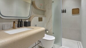 Suite junior | Baño | Regadera, secadora de cabello, pantuflas, toallas 