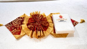 Tovalls ben ordenats i un fullet turístic doblegat sobre una superfície estampada.