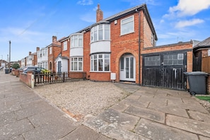 Unclassified image, 2 of 53, button - 4-Bed House | Leicester | Driveway Parking (Leicester)