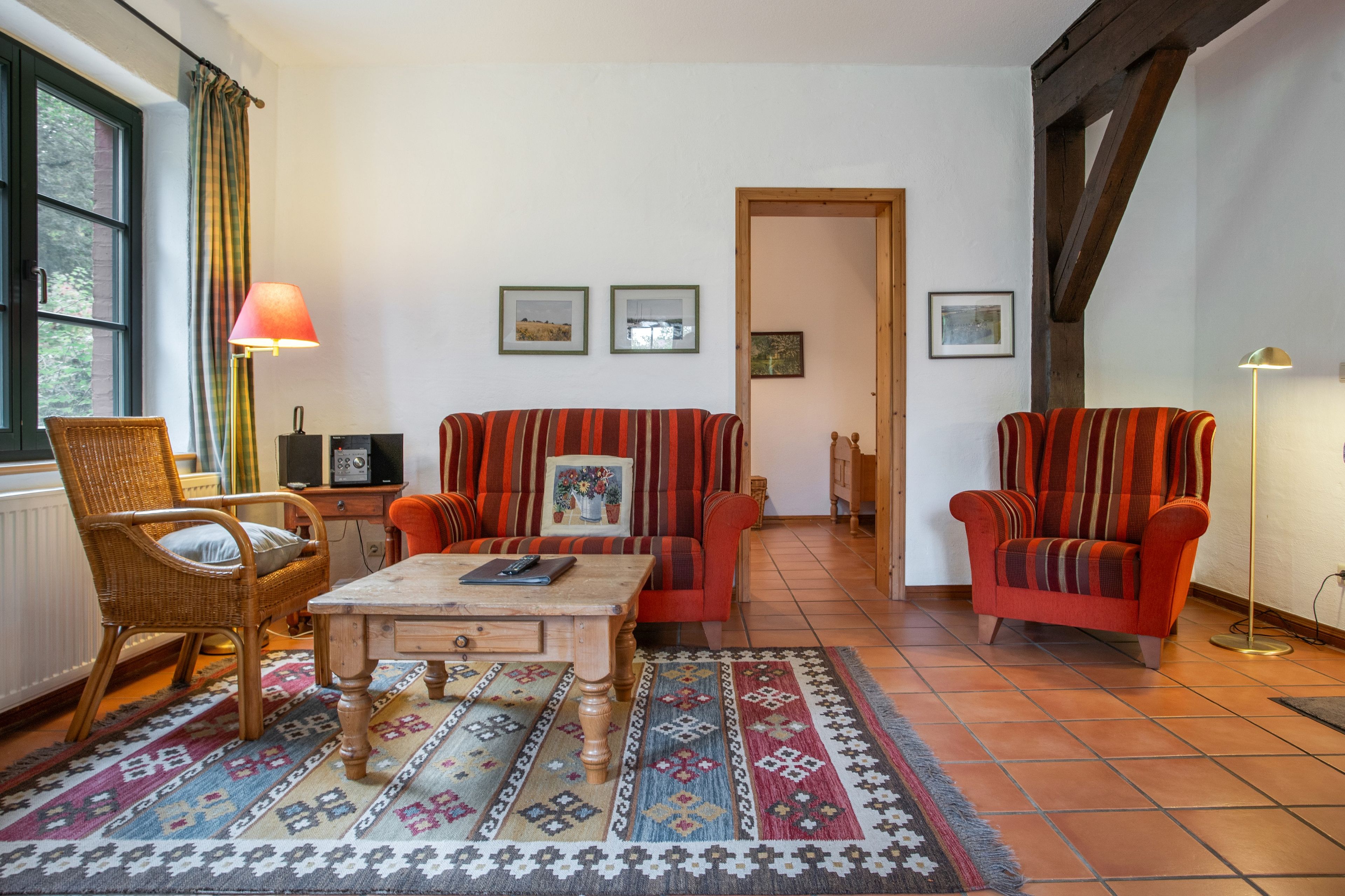 Ein gemütliches Wohnzimmer mit Kamin, Couchtisch und zwei Sesseln.