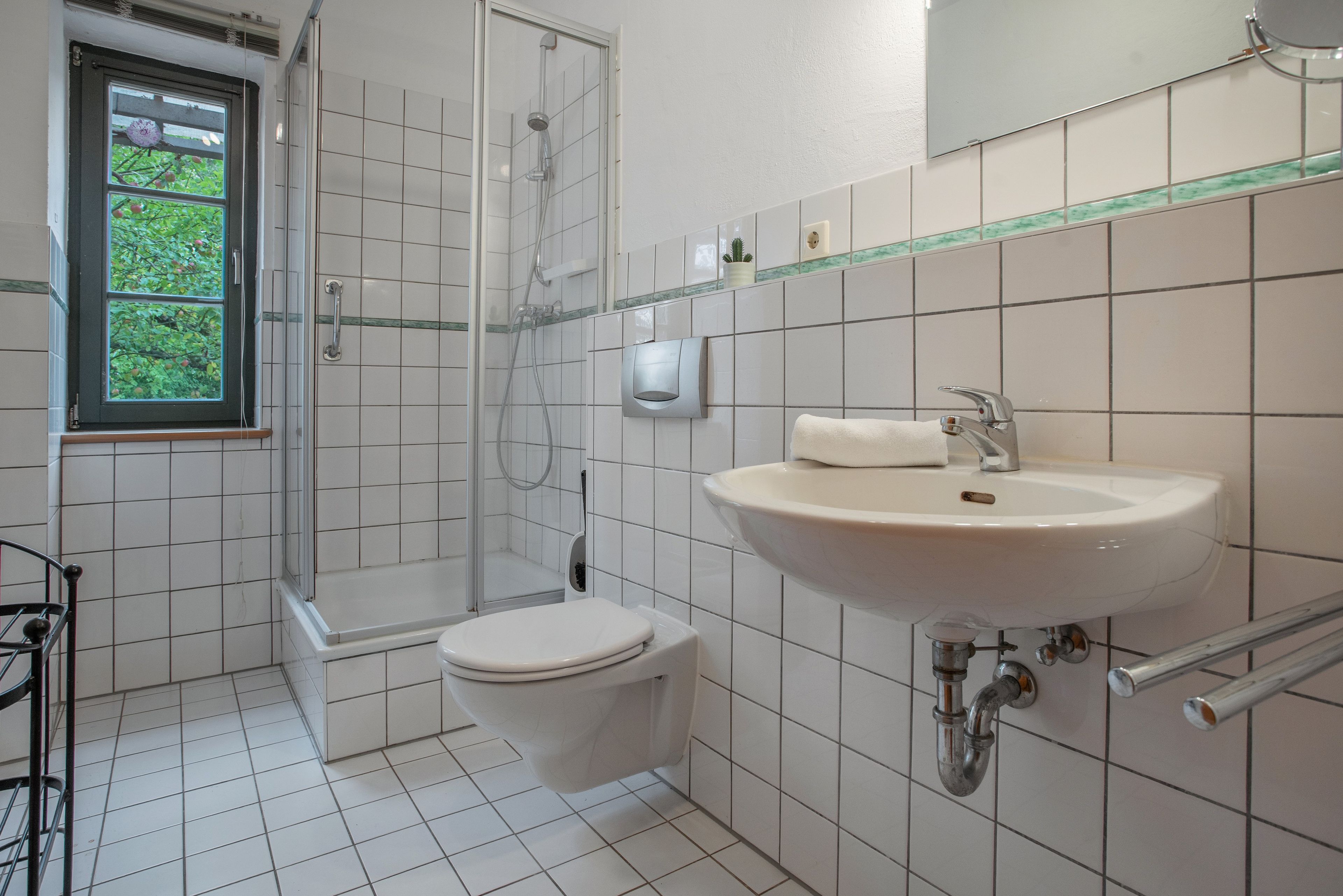 Ein Badezimmer mit Toilette, Waschbecken und Dusche.