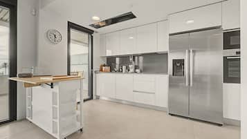 Coffee/tea maker, fridge, microwave, oven