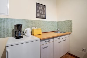 A kitchenette with a coffee maker, a toaster, and a sink. - Apartment '6 Ground Floor' with Shared Garden (Südmüritz)