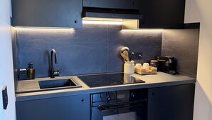 Eine moderne Küche mit Backofen, Spüle und Arbeitsplatte.