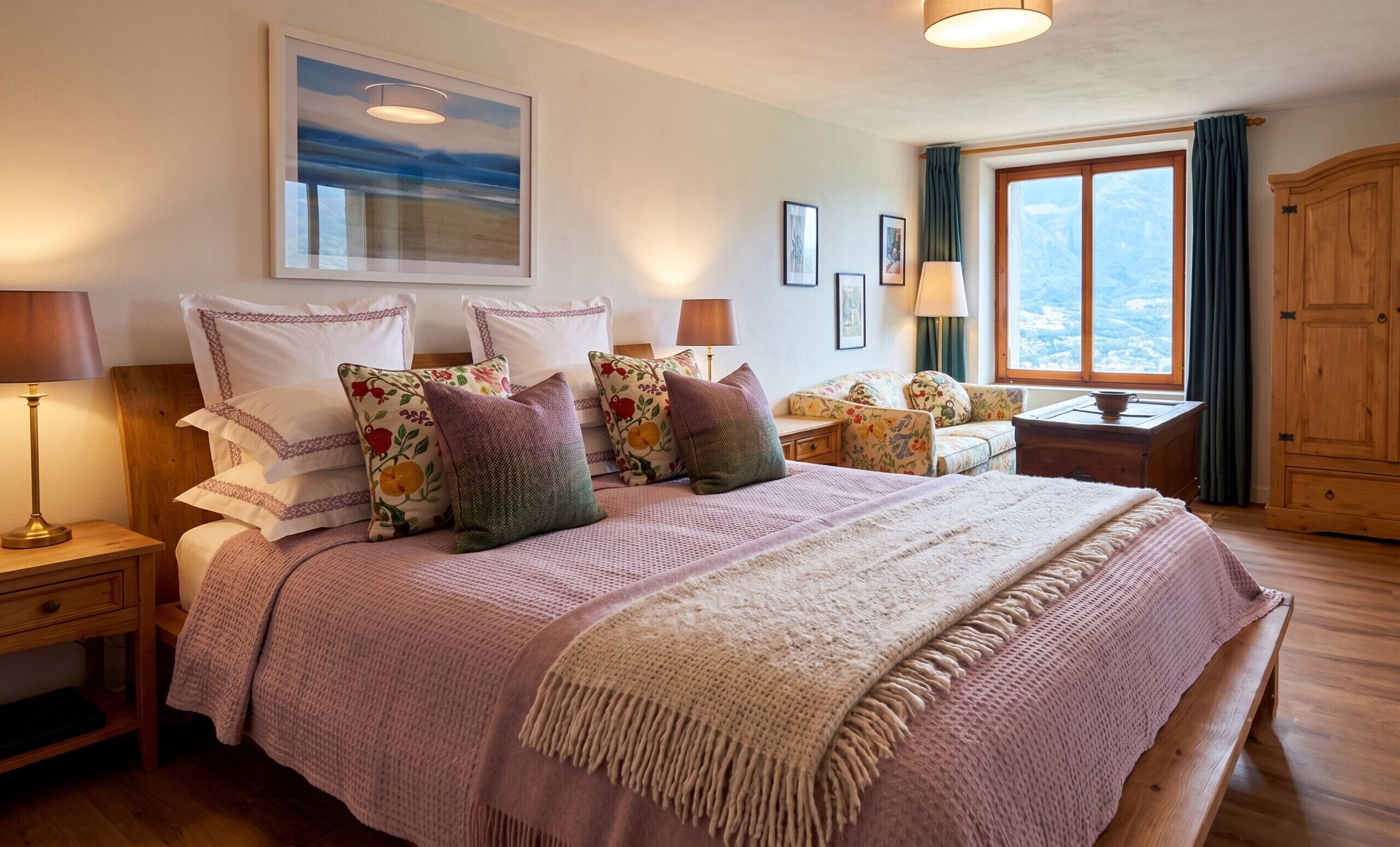 Une chambre avec un grand lit, de nombreux oreillers, une table de chevet, une commode, une fenêtre avec des rideaux et une vue sur l’extérieur.