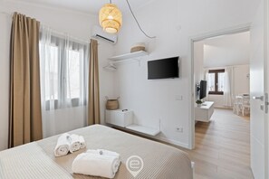 A hotel room with a bed, a television, a desk, and a chair. - Estay - Aura Mare -  The charm of the sea in Arbatax (Arbatax)