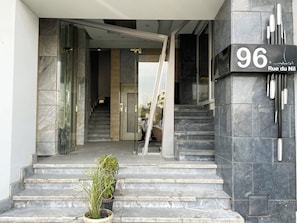 A building entrance with marble steps, a glass door, and a sign reading '96 Rue du Nil'. - AB N1008 Nile view std with a Jaccuzi (Giza Governorate)