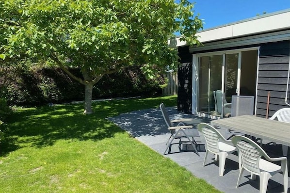 Outdoor dining - Quietly located in the village (Bruinisse)