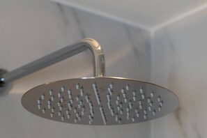 A showerhead with multiple nozzles. - Tiny colorful studio near the Historic Center (Athens)