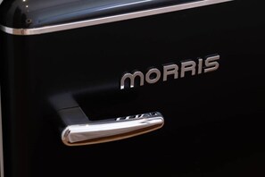 Primer pla del costat d'un cotxe amb la paraula 'MORRIS' i un logotip.