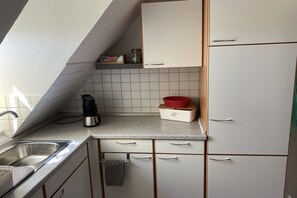 A kitchen with a sink, cabinets, and a countertop. - Holiday apartment with 1 bedroom (Ratzeburg)