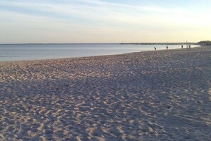 A sandy beach with footprints, a calm sea, and a clear sky. - Holiday home in Fehmarn with swimming pool (Fehmarn)