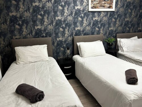 Entire spacious apartment with garden, standalone property, 8pp, street parking