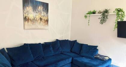 Entire spacious apartment with garden, standalone property, 8pp, street parking