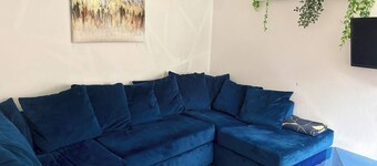 Entire spacious apartment with garden, standalone property, 8pp, street parking