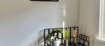 Entire spacious apartment with garden, standalone property, 8pp, street parking