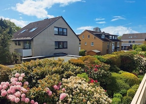 A residential area with houses, a visible 'Jensen' store, and well-maintained gardens. - Meerliebe by Flo & Kim: Your modern apartment just 300 meters from the North Sea beach (Büsum)