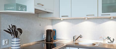 Coffee/tea maker, fridge, microwave, oven