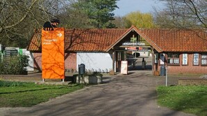 A building with a sign for Tiergarten Kleve and a covered entrance. - Holiday apartment Klever Berg (Kleve)